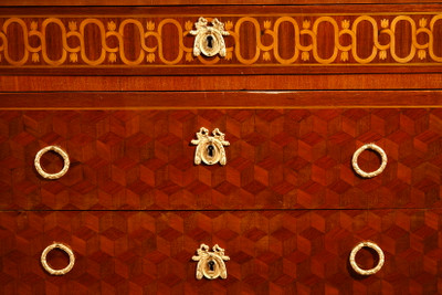TRANSITIONAL STYLE CHEST OF DRAWERS IN MARQUETTERY OF WOOD AND GILDED BRONZE
