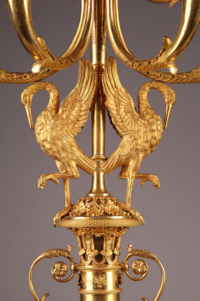 PAIRE DE CANDÉLABRES AUX CYGNES ET FEMMES AILÉES D'ÉPOQUE DIRECTOIRE