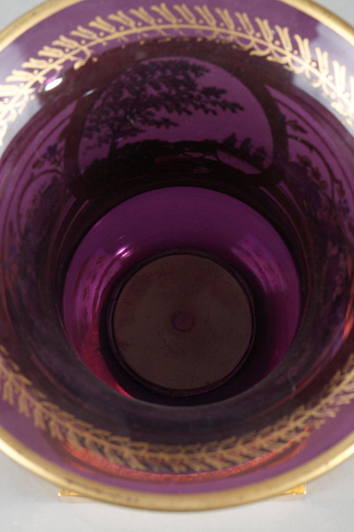 VASE MÉDICIS EN OPALINE AMÉTHYSTE À DÉCOR DES FABLES DE LA FONTAINE, ÉPOQUE RESTAURATION.