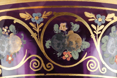 VASE MÉDICIS EN OPALINE AMÉTHYSTE À DÉCOR DES FABLES DE LA FONTAINE, ÉPOQUE RESTAURATION.