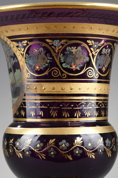 VASE MÉDICIS EN OPALINE AMÉTHYSTE À DÉCOR DES FABLES DE LA FONTAINE, ÉPOQUE RESTAURATION.