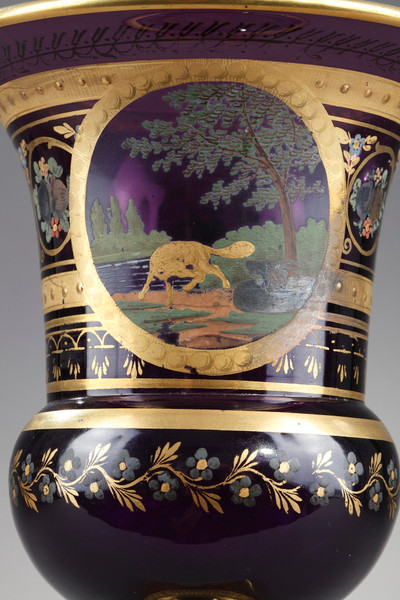 VASE MÉDICIS EN OPALINE AMÉTHYSTE À DÉCOR DES FABLES DE LA FONTAINE, ÉPOQUE RESTAURATION.
