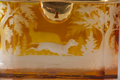 Un petit coffret en cristal jaune de Bohême