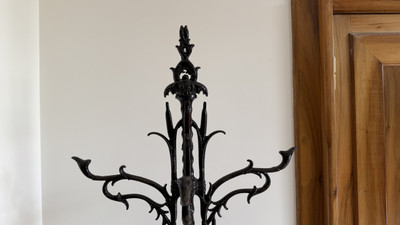 GARDEROBENSTÄNDER IM JUGENDSTIL AUS SCHWARZ GEBRATENEN GUSSEISEN