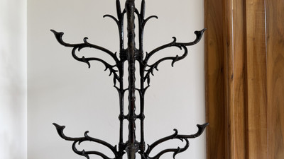 GARDEROBENSTÄNDER IM JUGENDSTIL AUS SCHWARZ GEBRATENEN GUSSEISEN