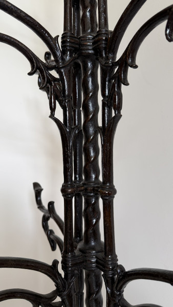 GARDEROBENSTÄNDER IM JUGENDSTIL AUS SCHWARZ GEBRATENEN GUSSEISEN