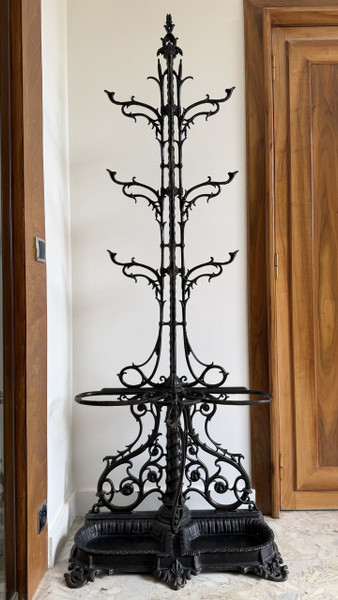 GARDEROBENSTÄNDER IM JUGENDSTIL AUS SCHWARZ GEBRATENEN GUSSEISEN