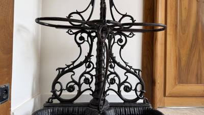 GARDEROBENSTÄNDER IM JUGENDSTIL AUS SCHWARZ GEBRATENEN GUSSEISEN