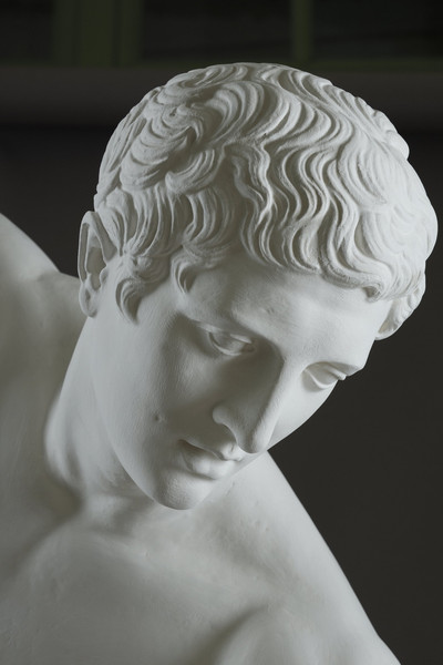 Sculpture daprès Myron à sujet sportif et antique