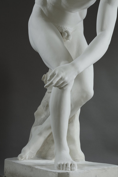 IMPORTANTE SCULPTURE EN PLÂTRE DU DISCOBOLE D'APRÈS MYRON, RÉALISÉE PAR LES ATELIERS DE MOULAGE DU LOUVRE
