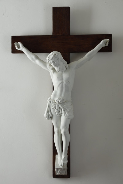 Christus am Kreuz mit Biskuitporzellanfigur und Eichenholzkreuz