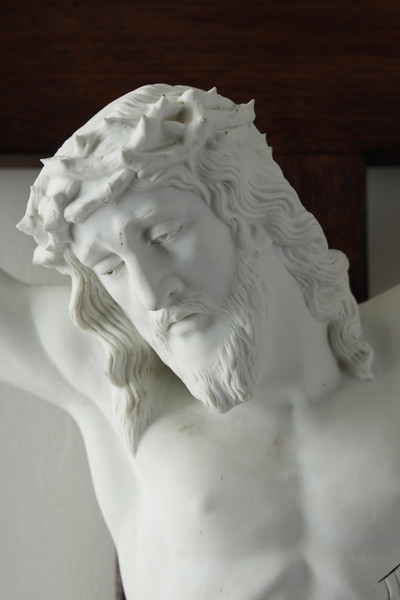 Skulptur des gekreuzigten Christus aus Eichenholz und Biskuitporzellan