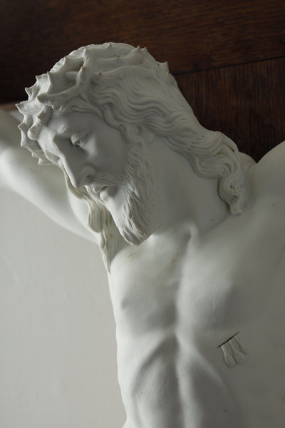 Dettaglio della scultura in porcellana biscuit di Cristo