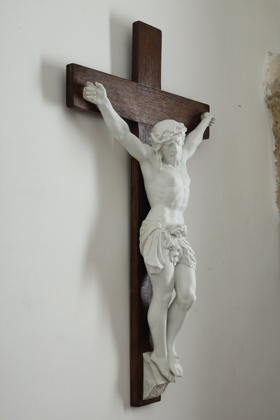 Ein antiker religiöser Gegenstand, der Christus am Kreuz darstellt