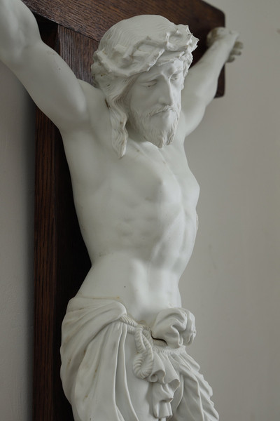 Vorderansicht eines Christus am Kreuz aus Eichenholz und Biskuitporzellan