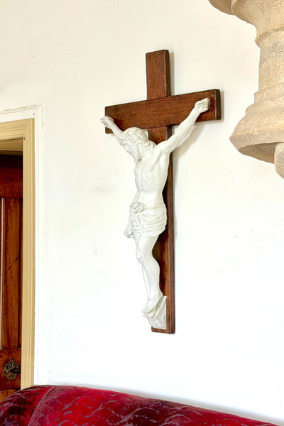 Eichenkreuz, verziert mit einer Christusfigur