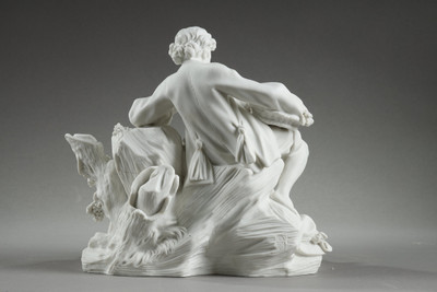 Scultura a forma di biscotto poggiata su una base rettangolare