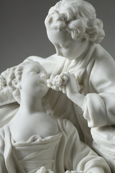 Statuetta in porcellana biscuit del XIX secolo raffigurante una scena galante