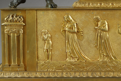 Antique clock with sculpted decoration, inspired by ancient Greece