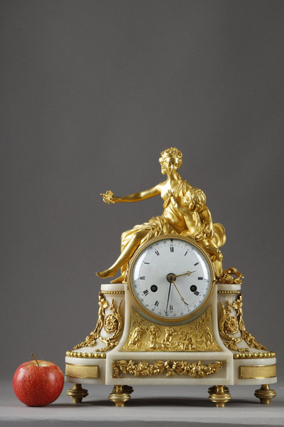 Reloj antiguo con un tema alegórico de amor y amistad