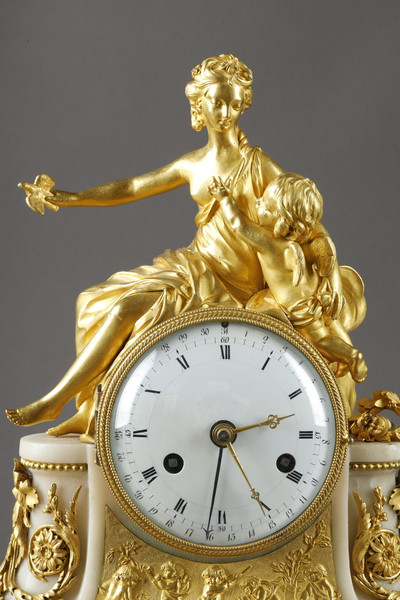 Reloj decorativo que ilustra el tema del amor y la amistad