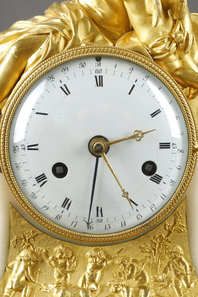 Esfera y grupo esculpido de un reloj con temática sentimental