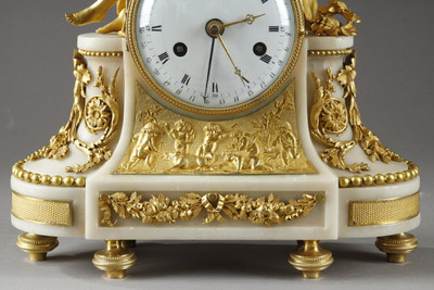 Reloj antiguo con decoración que evoca el amor y la amistad