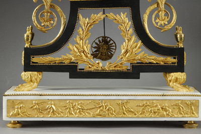 Orologio da camino antico patinato con ornamenti dorati