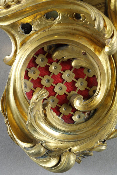 Bronze doré orné de feuillages et de fleurs.
