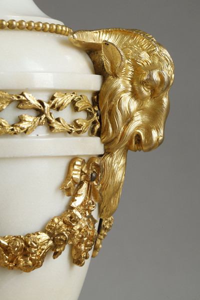 Ein Paar Cassolettes im klassischen Louis-XVI-Stil.