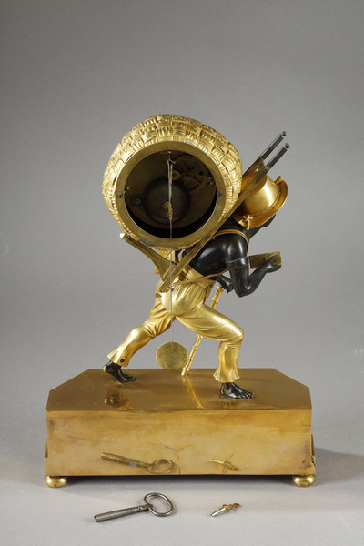 Vorderansicht einer figürlichen Uhr aus der Empirezeit