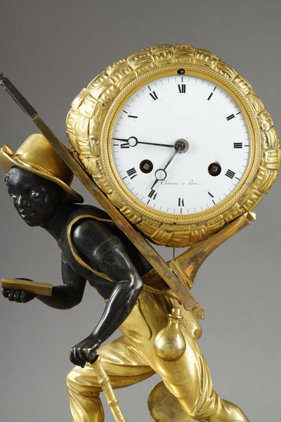 Weißes Zifferblatt mit römischen Ziffern von einer Empire-Uhr