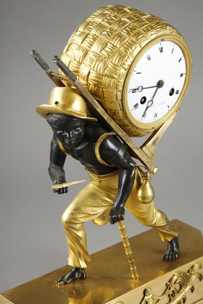 Bronzefigur mit kapuzenförmigem Zifferblatt