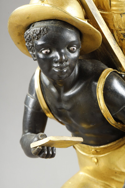 Detail der Goldmotive am Sockel der Uhr