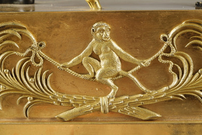 Detail der Kapuze mit Verzierungen, die an geflochtenes Korbgeflecht erinnern