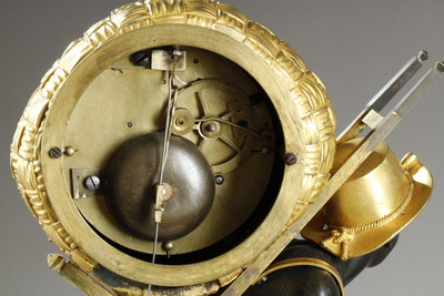 Dekorative Empire-Uhr mit Händlermotiv
