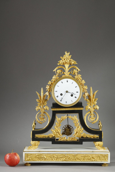 Set bestehend aus einer Uhr und einem Paar Wegweiser-Kandelaber