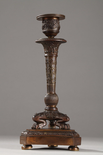 COPPIA DI CANDELIERI A TREPPIEDE DEL PERIODO DEL RESTAURO