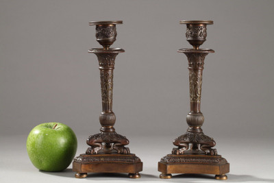 COPPIA DI CANDELIERI A TREPPIEDE DEL PERIODO DEL RESTAURO