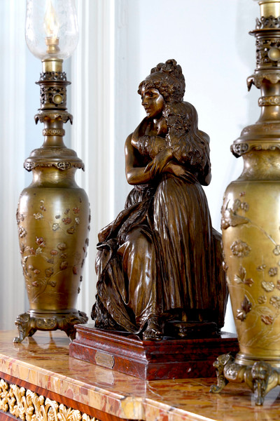 Бронзовый предмет в соответствии с автопортретом мадам Виги-Лебрун со своей дочерью Джулией