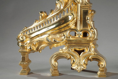CHENETS ANCIENS DE STYLE ROCAILLE EN BRONZE DORE ORNES DE FEMMES AILLEES