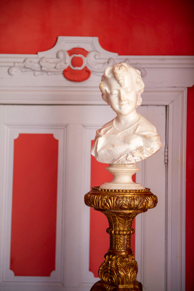 SCULPTURE EN ALBATRE "BUSTE DE JEUNE FILLE", XIXE SIECLE