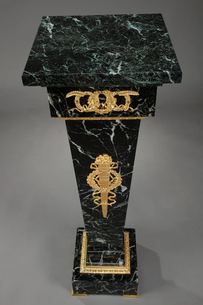 Pedestal de estilo Luis XVI