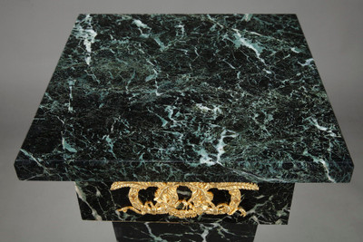 Mesa auxiliar decorada con rayos en forma de corazón en bronce dorado