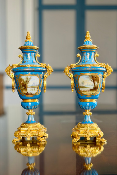 一对覆盖有多色瓷的花瓶，味道