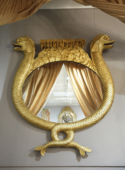 MIROIR ANCIEN ANGLAIS EN BOIS DORE A DECOR DE DAUPHINS, DEBUT DU XIXE SIECLE
