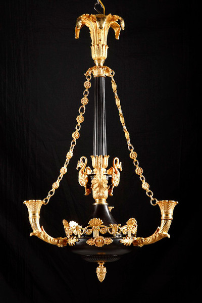 LUSTRE DE STYLE EMPIRE EN BRONZE PATINE ET DORE A TROIS FEUX