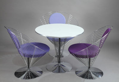 Набор трех стульев и стола из проволочного конуса от Verner Panton