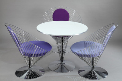 Набор трех стульев и стола из проволочного конуса от Verner Panton