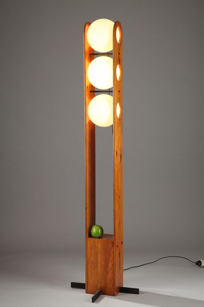 LAMPADAIRE DE CHALET EN MELEZE ET OPALINE DANS L'ESPRIT DE CHARLOTTE PERRIAND
